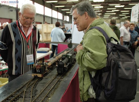 Auch Herr Regner aus Aurach war mit seinen Live-Steam Modellen - hier "Willi" und RhB-107 auf Gleis 2 - der Güterhalle am Bahnhof untergebracht. 