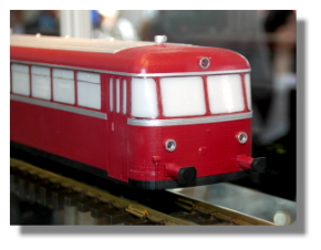 Der neue Schienenbus in Spur G macht auch bereits als Handmuster eine gute Figur. Ein Original steht noch bei Modellspielwaren Baumann in Neustadt / Aisch vor dem Geschftlokal. 