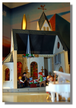 Auf dem VEDES Stand war zwar ein Playmobil Eisenbahn im Gartenbahnmastab zu sehen, jedoch auf dem Messestand dominierten gypter und Pharaonen. Nur bei der Pressevorschau gab es eine Kirche mit Brautpaar und Glockengelut zu sehen. 