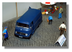 Ein schnes Thema vom Wochenmarkt mit Preiser Figuren war in der Autohalle auf dem Stand der Firm Rietze - Automodelle zu sehen. Der Mercedes Benz Katenwagen ist auch beim POLA G Postamt dabei. Vielleicht kommt ja demnchst das Feuerwehrhaus mit einem Rietze Mercedes? 